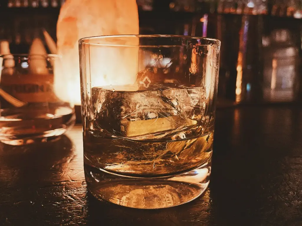 Whisky-Cocktail im Whiskyglas mit großem, kristallklarem Clear Ice Würfel – stilvoll serviert für Premium-Bars